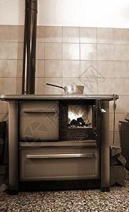 山家厨房里的旧柴火炉图片