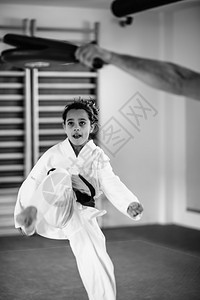 Taekwondo武术训练中与小女孩一图片