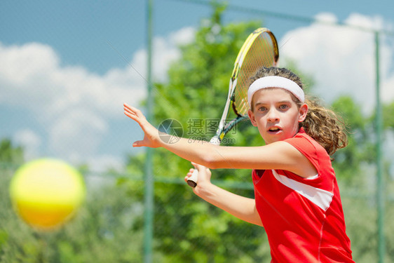 少年网球运动员正手击球图片