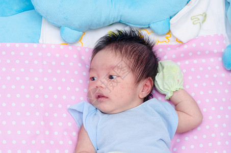 小的亚洲新生儿脸图片