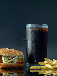 黑色背景上的汉堡包薯条和可乐图片