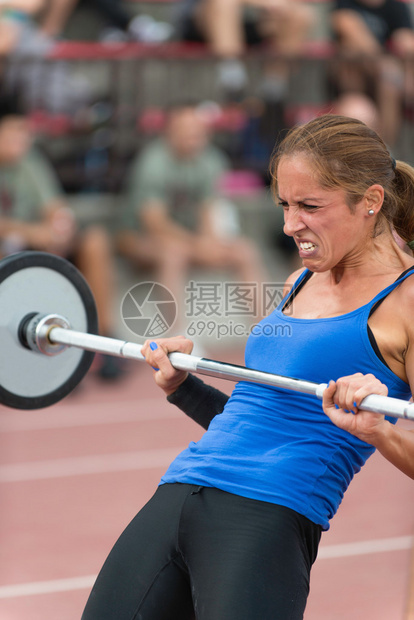 crossfit比赛中的女子举杠铃图片