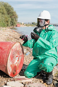在化学污染现场工作的男图片