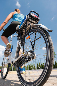 乘坐电子自行车或电动自行图片