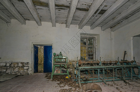 旧废弃工厂的织布机图片