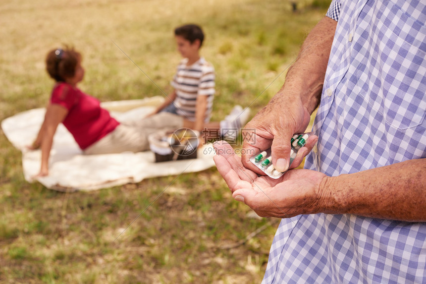 公园里的老人老年夫妇老年男女生病的爷服用处方药物心脏保健药图片