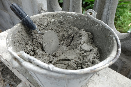 在施工现场搅拌水泥碗图片素材