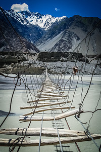 在Karakorum的Hunza河上空图片