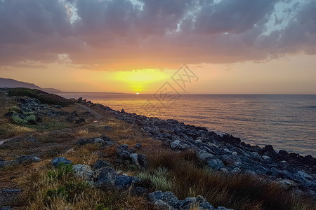 在海的华丽日落美丽的夏日风景暑假休息美图片