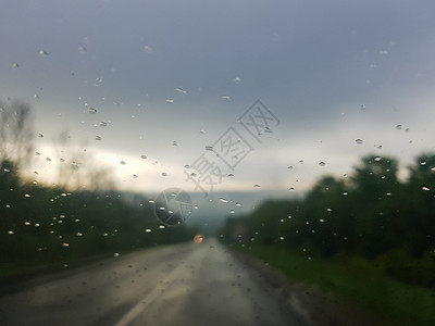 雨天的路图片