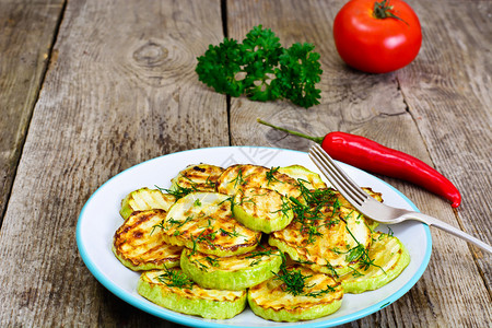 ZucchiniGrilled与Fennel在伍德背景图片