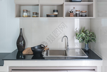 黑色厨房柜台的现代水槽图片