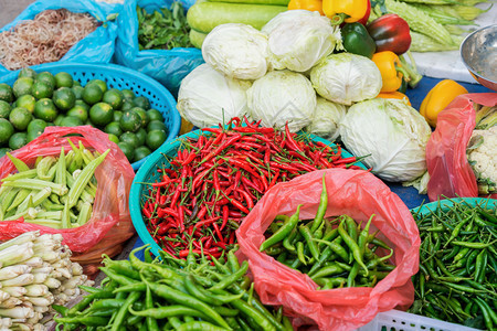 An销售新鲜水果和蔬菜的亚洲街头农民市场图片