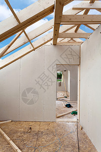 正在建造石膏板的阁楼房屋面建筑室内木屋顶背景图片