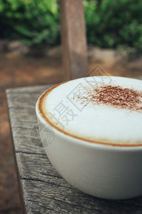 咖啡加牛奶的特写图片