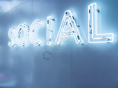 社会媒体型字体尼昂在墙上用浅蓝图片