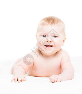 一只可爱笑的婴儿宝的肖像爬在白边图片