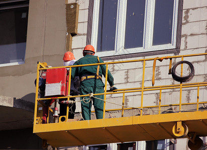 与工人一起在莫斯科新建的一座高楼建筑上暂停建造黄色摇篮图片
