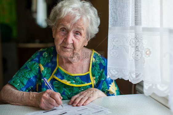 一名老年妇女为社区服务开出帐单图片