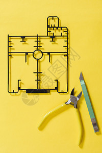 黄色背景下玩具的浇口或注塑成型图片