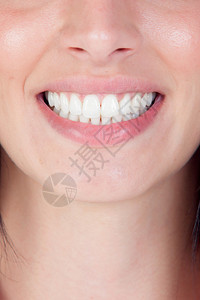 微笑的女人嘴巴长着大牙齿特写图片
