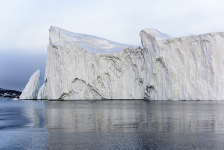 北极海洋上巨大的冰川到格陵兰的Iluli图片