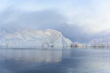 在格陵兰的Ilulissat冰山峡谷图片