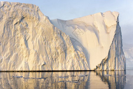 冰川位于格陵兰的冰山湾中图片