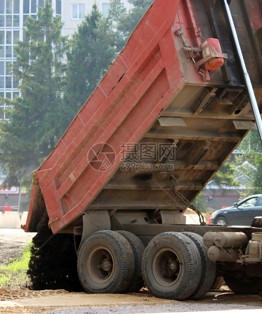 在从深处修筑公路期间挖掘的泥土图片