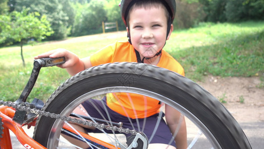 男孩纺自行车轮高清图片