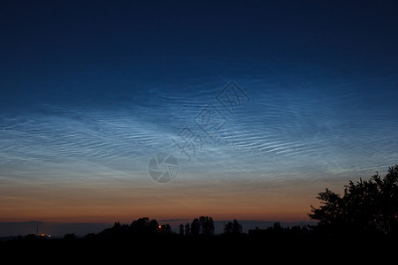 夜云或夜光云是稀薄的云状现象背景图片