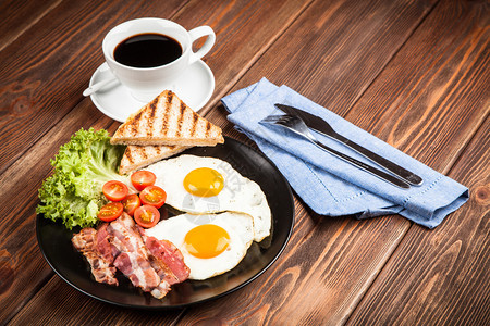 盘子上的传统培根和鸡蛋早餐图片