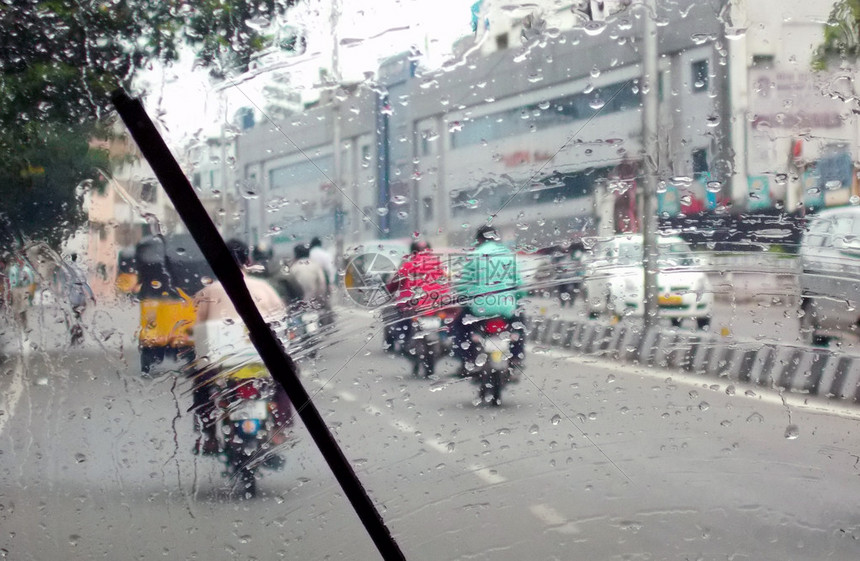 雨水背景下印度公路图片