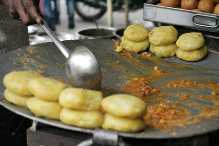 印度街头食品销售商以素食切片制成的查拉特图片
