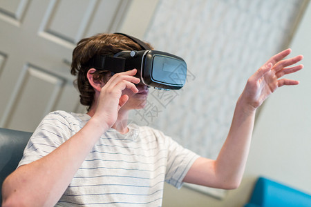 少年男孩看VR图片