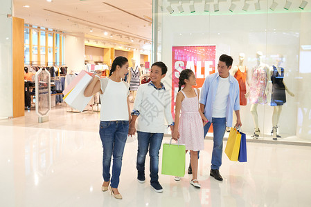 越南家庭在购物中心走着开心图片