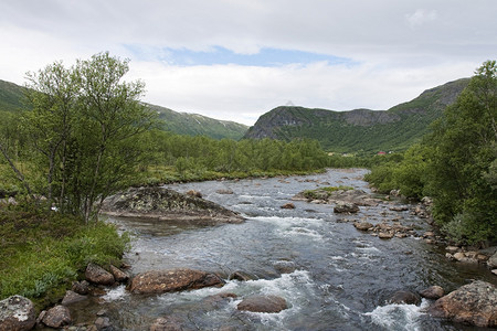 挪威海姆瑟达伦山区的小河图片