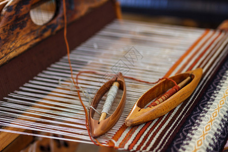 一台旧织布机和纱线的特写图像背景图片