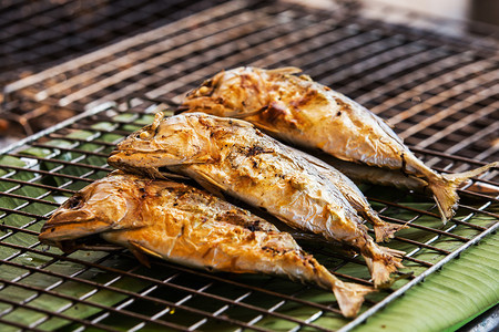 健康食品鱼烹饪亚洲泰国鱼市场烤架上新鲜烤油炸鲭鱼的特写泰国菜图片