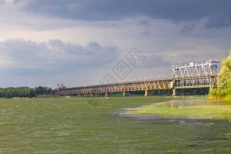 在克雷门楚河横跨Dnieper河的桥梁和图片