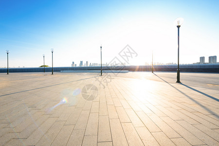 阳光下的哈尔滨空城广场图片