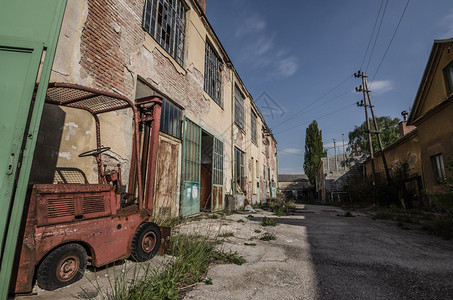 一家工厂的废弃旧厂房图片