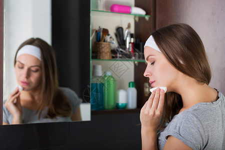 女人用海绵和清洁剂洗脸图片