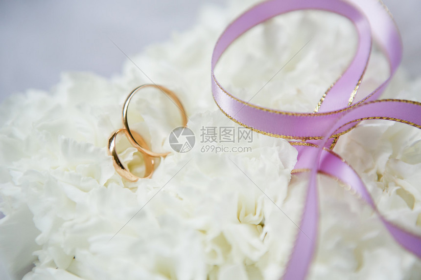 新郎和新娘的结婚戒指图片