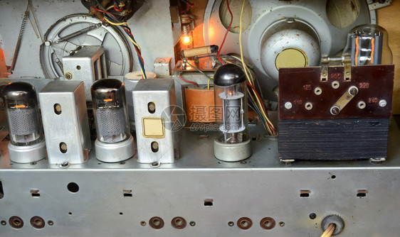 古老无线电接收器的内部过时的技术图片