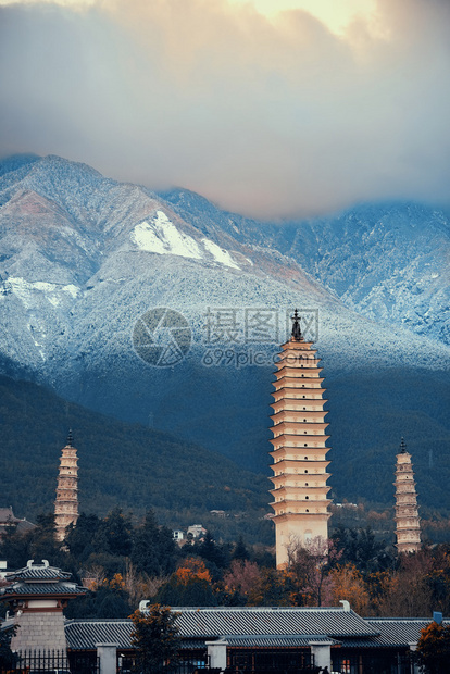 在云南山的达利老镇古代塔图片