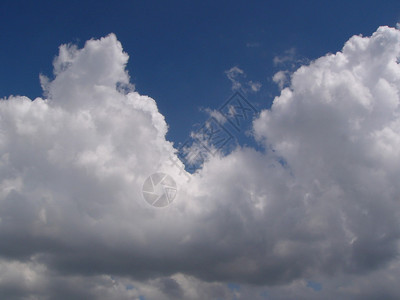 水蒸气凝结成云图片