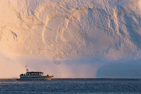 乘坐科学船在冰层之间旅行研究全球变暖现象维护生态平衡的重要水清图片