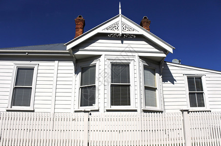 无法辨认的典型奥克兰新西兰别墅与蓝天相对照房地产和住房市场概图片