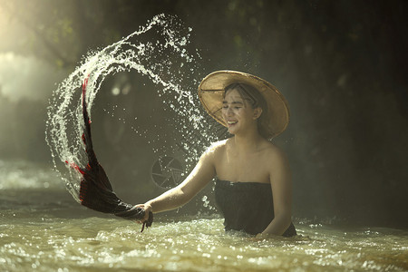 在泰国农村传统河流中妇女洗衣服习惯于图片